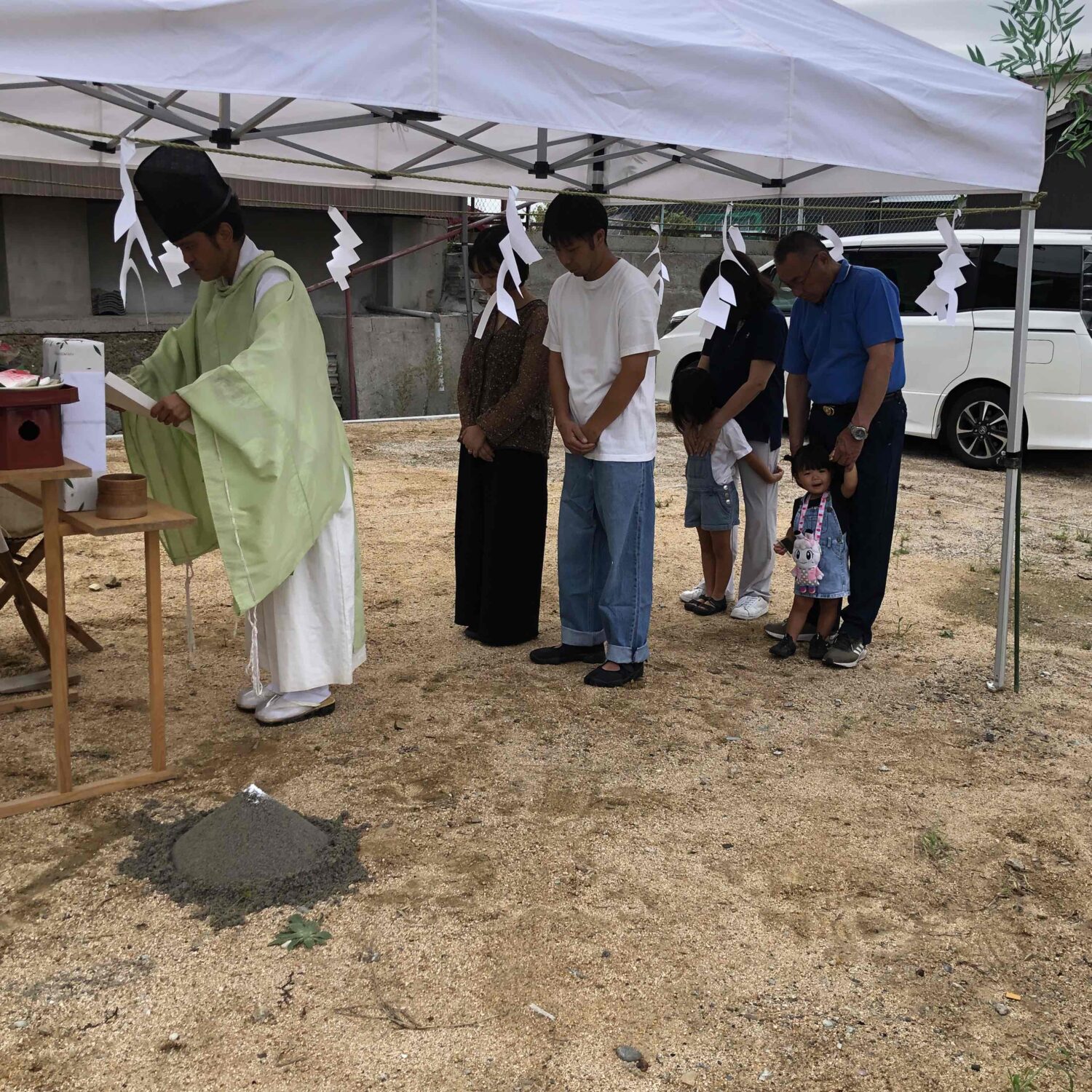 福山で注文住宅ならアイデザインホーム｜地鎮祭の現場リポート｜地鎮祭に参加する家族と神主さん