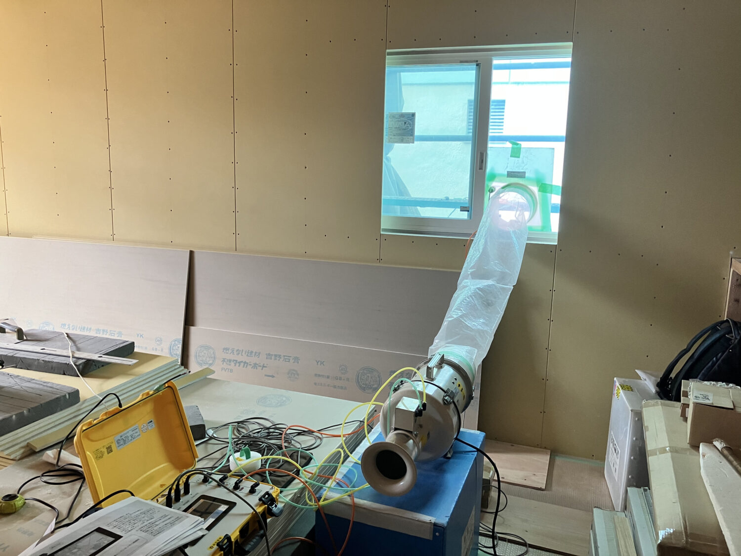 広島で注文住宅ならアイデザインホーム|気密測定の現場リポート|気密測定機をセットしている様子