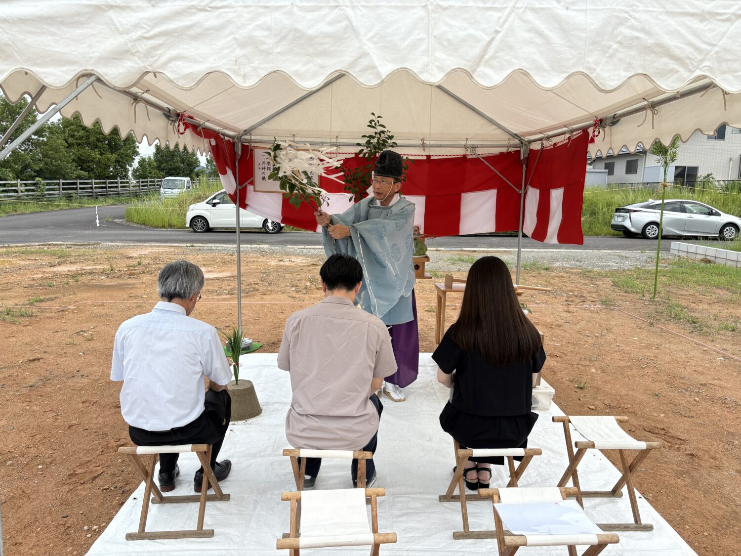 岐阜で注文住宅ならアイデザインホーム|地鎮祭の現場リポート|地鎮祭に参加している家族