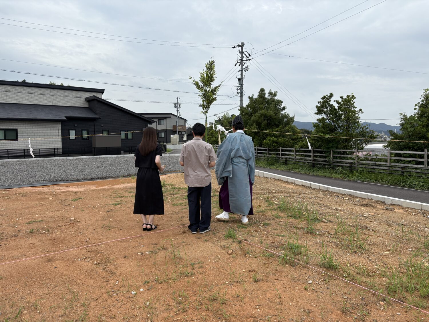 岐阜で注文住宅ならアイデザインホーム|地鎮祭の現場リポート|神主さんとご夫婦が祈祷している様子