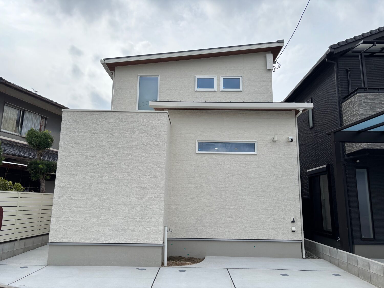 大阪で注文住宅ならアイデザインホーム｜引渡の現場リポート｜片流れ屋根が印象的なホワイトの外壁の家