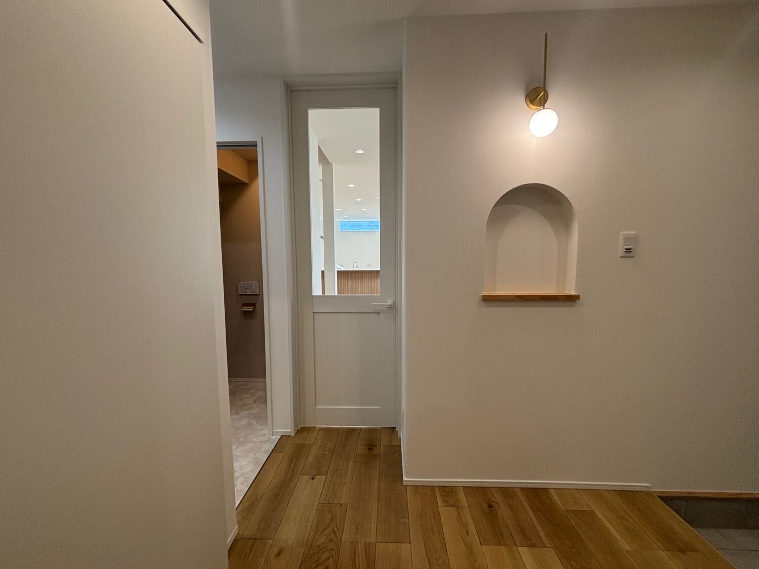 大阪で注文住宅ならアイデザインホーム｜引渡の現場リポート｜ニッチが印象的な玄関ホール