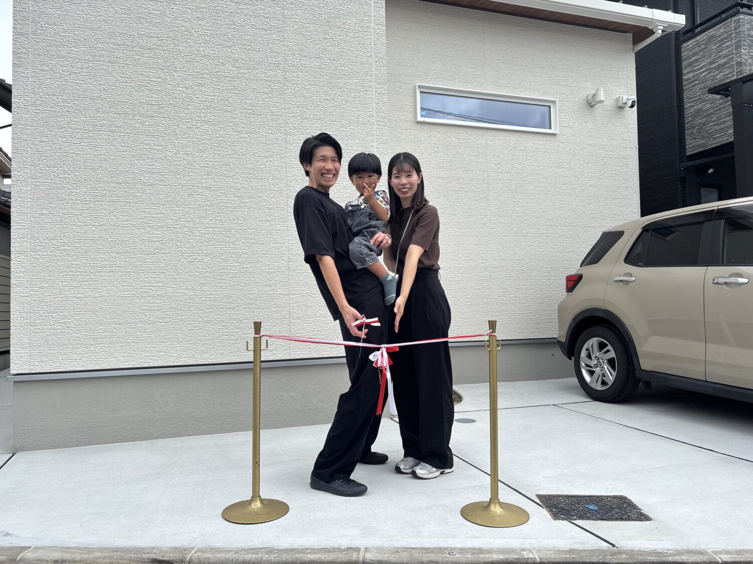 大阪で注文住宅ならアイデザインホーム｜引渡の現場リポート｜テープカットをする前に記念撮影をする家族
