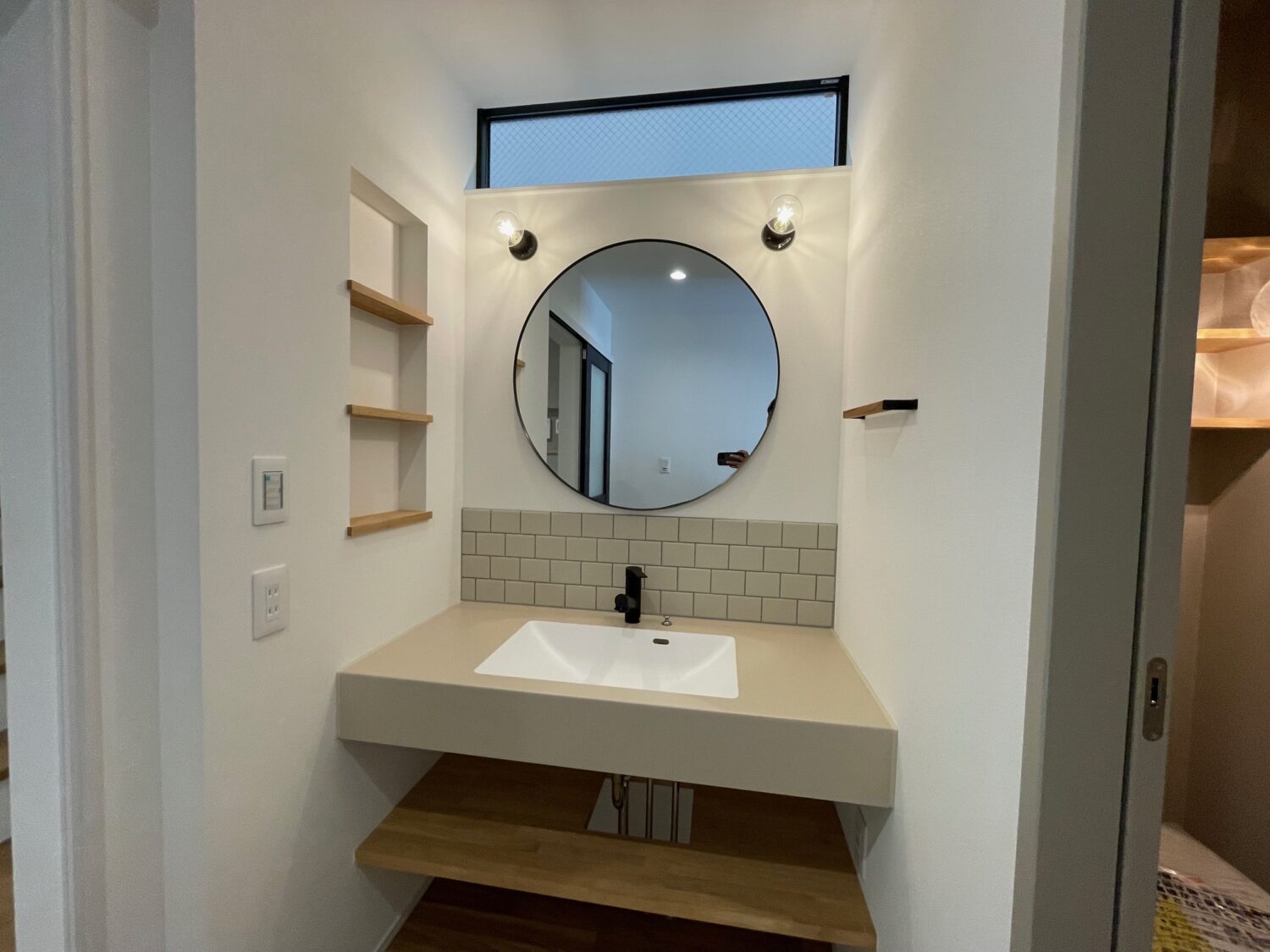 愛知で注文住宅ならアイデザインホーム|引渡の現場リポート|グレージュでまとめた洗面室