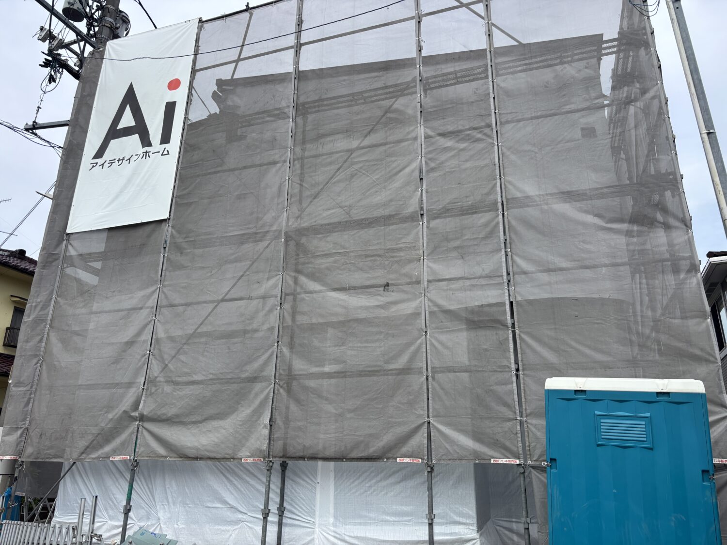 福山で注文住宅ならアイデザインホーム|配線立ち合いの現場リポート|足場で覆われた外観