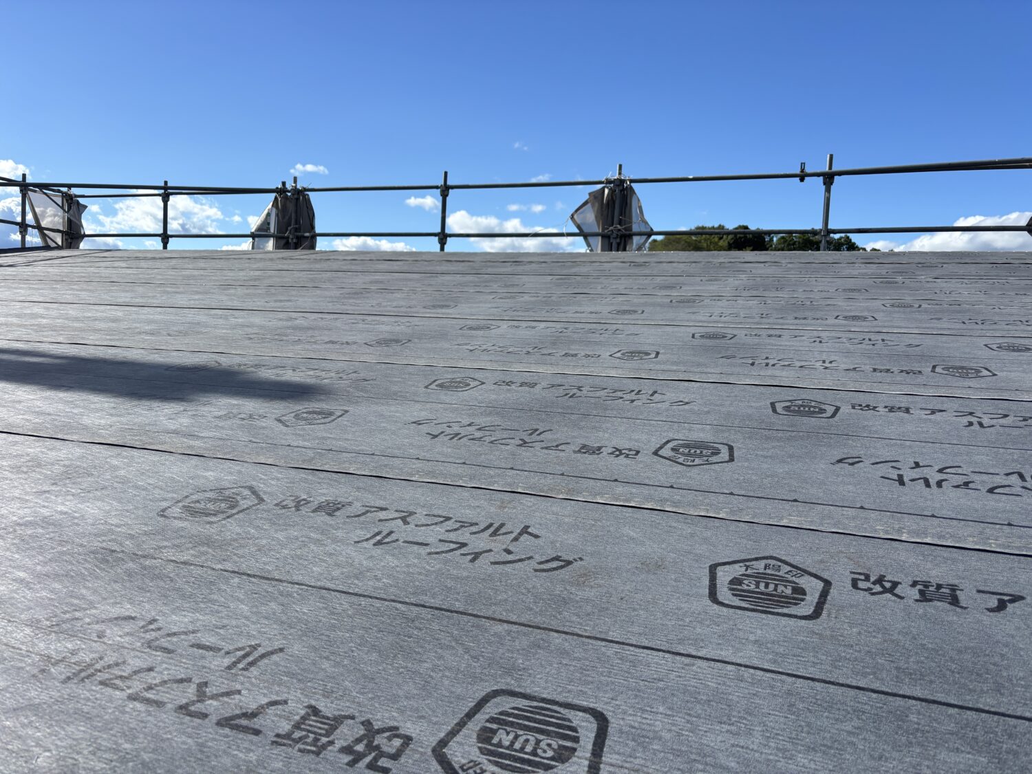 広島で注文住宅ならアイデザインホーム|上棟の現場リポート|屋根にルーフィングを施工した様子