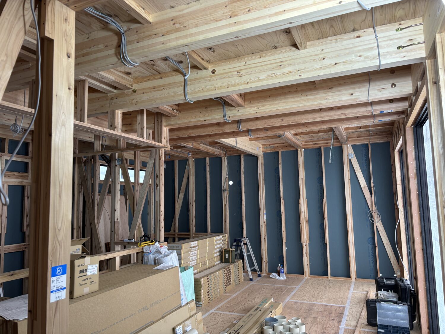 福山で注文住宅ならアイデザインホーム｜配線立合いの現場リポート｜配線が張り巡らされた室内
