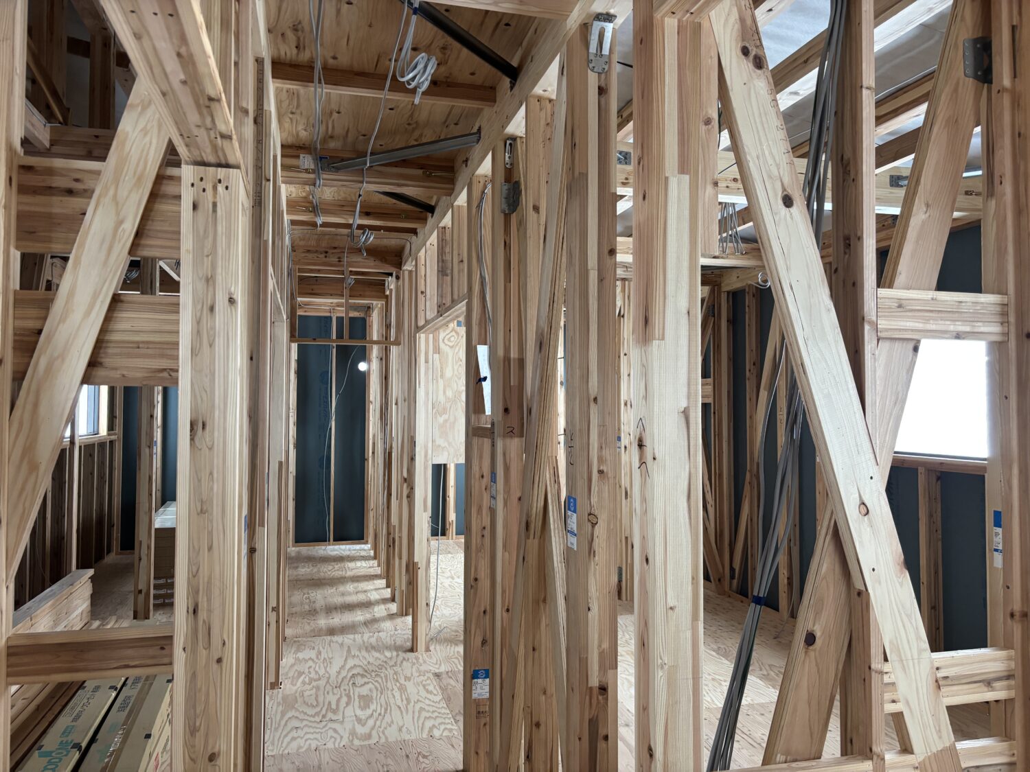 福山で注文住宅ならアイデザインホーム｜配線立合いの現場リポート｜柱が並んだ室内