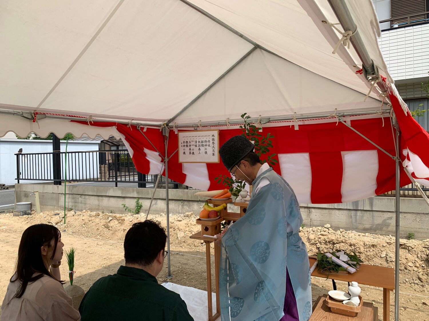 愛知で注文住宅ならアイデザインホーム|地鎮祭の現場リポート|神主さんが祝詞を上げている様子