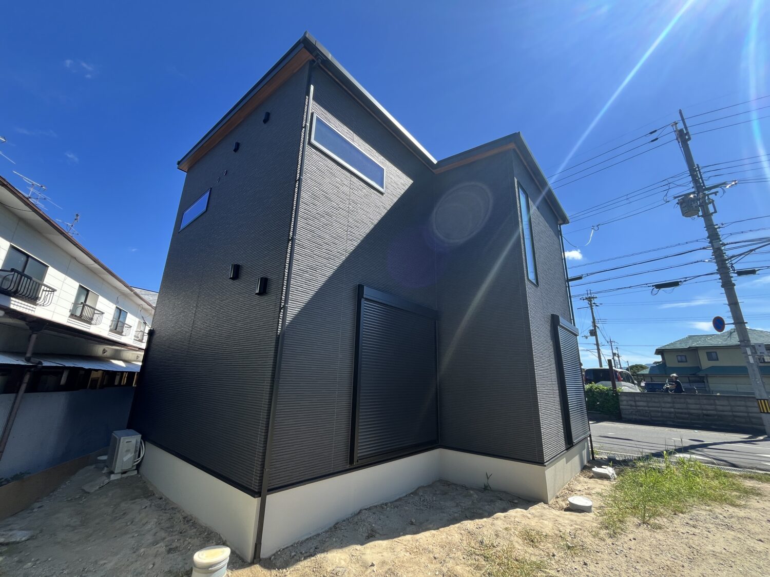 奈良で注文住宅ならアイデザインホーム｜引渡の現場リポート｜ちらりと見える木目調の軒裏とブラックの外壁で落ち着きのあるファサード