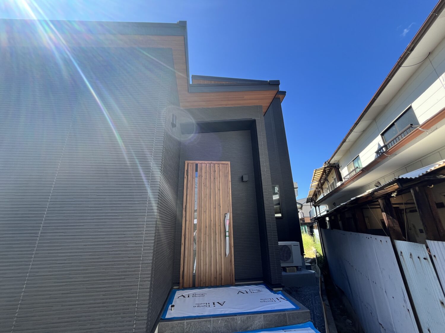 奈良で注文住宅ならアイデザインホーム｜社内検査の現場リポート｜ブラックの外壁に木目調の軒天がアクセントの外観