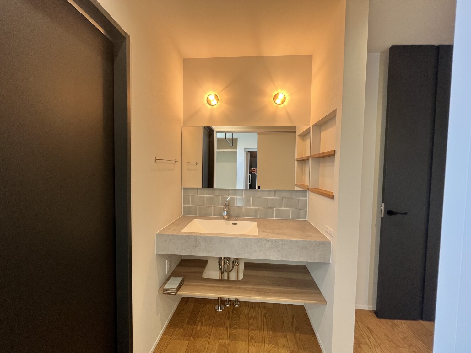 奈良で注文住宅ならアイデザインホーム｜社内検査の現場リポート｜モルタル調のカウンターにニッチを組み合わせた洗面スペース