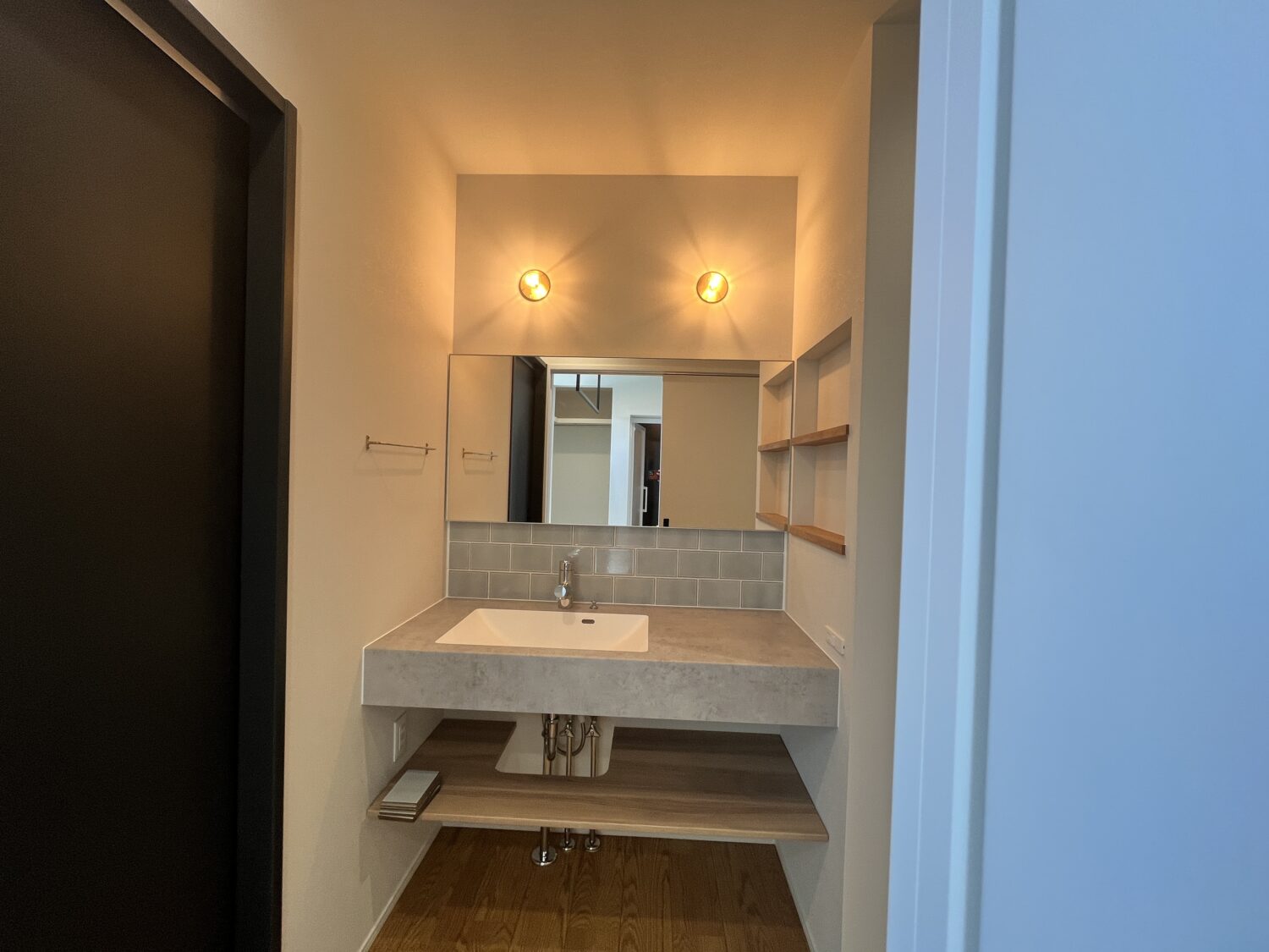 奈良で注文住宅ならアイデザインホーム｜引渡の現場リポート｜グレーのタイルが印象的な造作洗面室