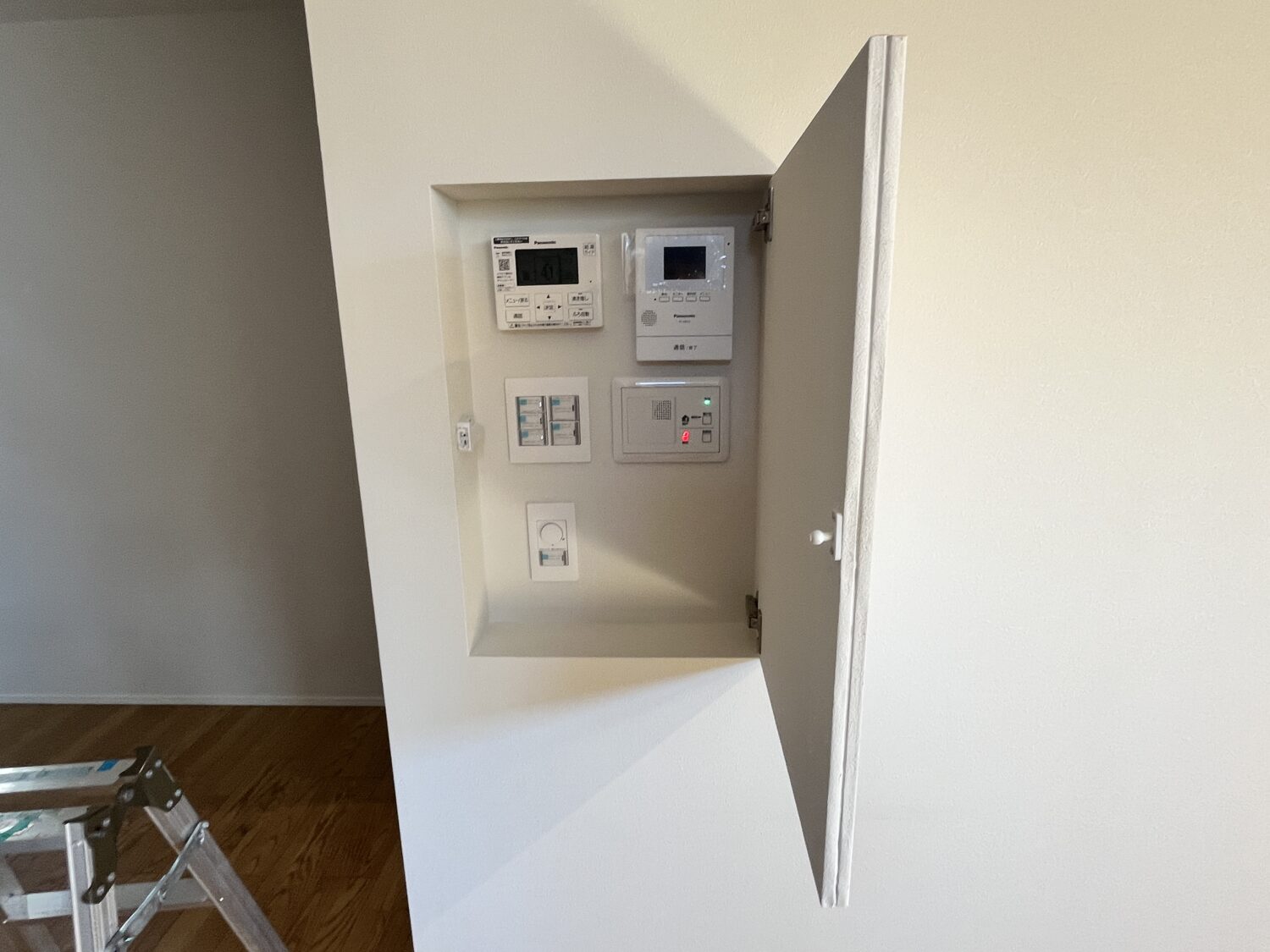 奈良で注文住宅ならアイデザインホーム｜引渡の現場リポート｜扉付のスイッチニッチ