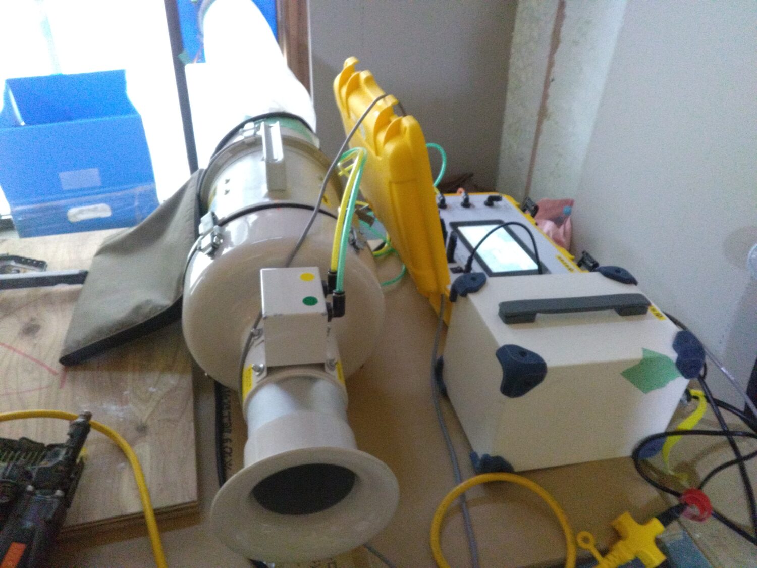 愛知で注文住宅ならアイデザインホーム｜気密測定の現場リポート｜気密測定器を設置した様子