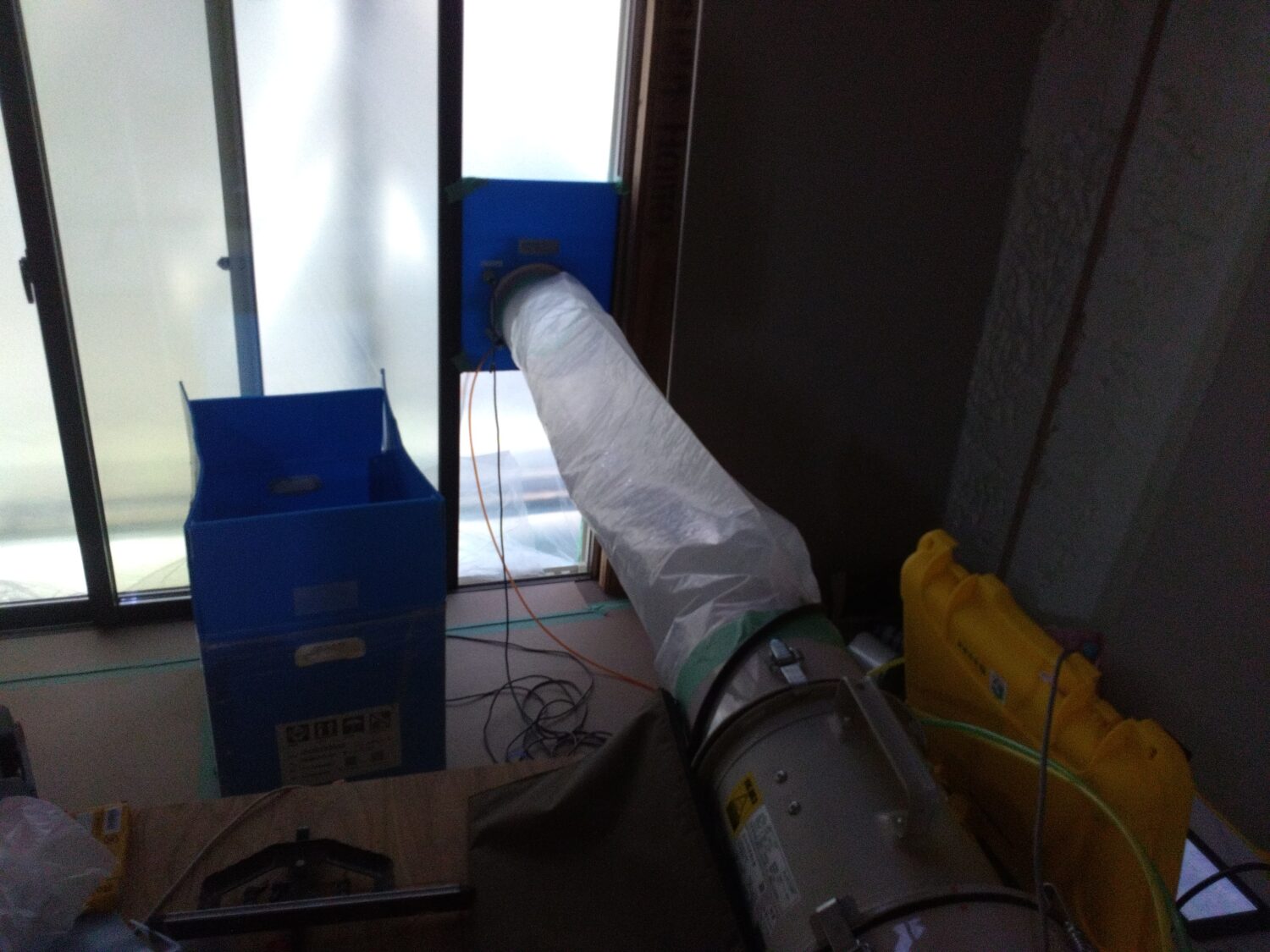 愛知で注文住宅ならアイデザインホーム｜気密測定の現場リポート｜気密測定の機械を設置した様子