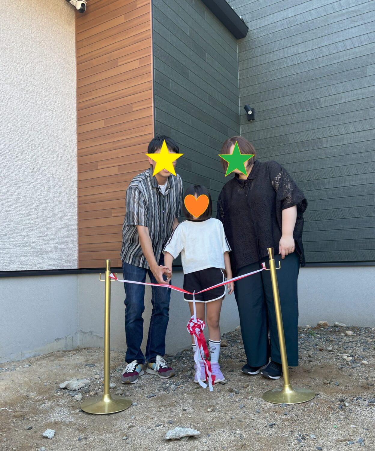 広島で注文住宅ならアイデザインホーム｜引渡の現場リポート｜テープカットをする家族