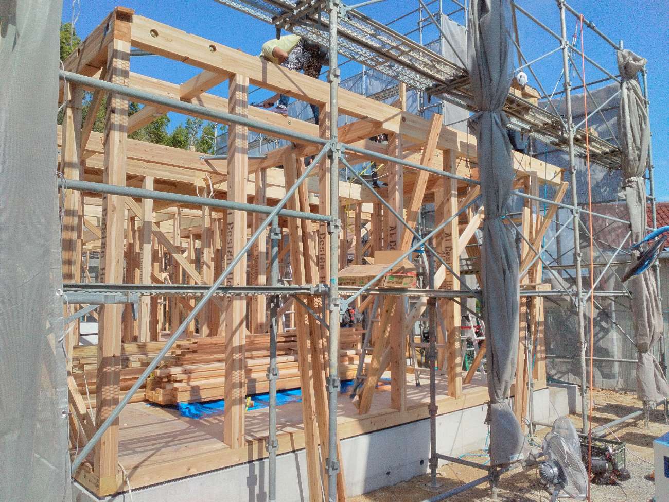 三重で注文住宅ならアイデザインホーム|上棟の現場リポート|1階の柱を立てている職人さんたち