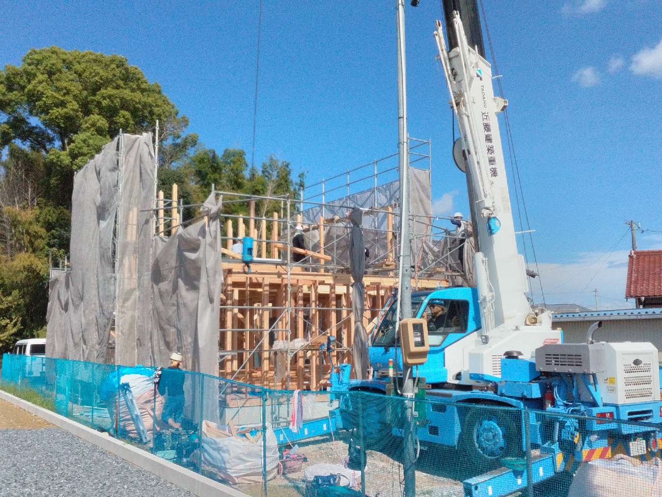 三重で注文住宅ならアイデザインホーム|上棟の現場リポート|クレーン車を使い部材を運んでいる様子