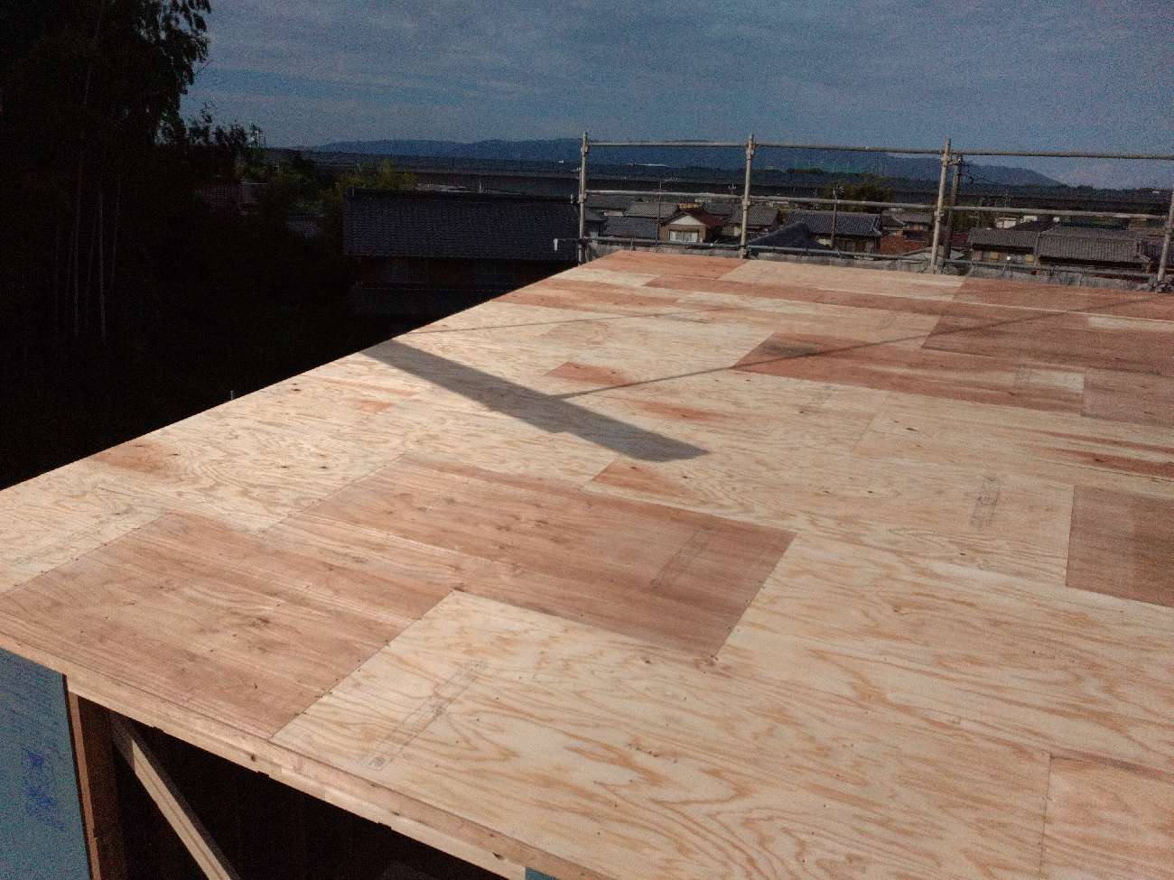 三重で注文住宅ならアイデザインホーム|上棟の現場リポート|屋根板を施工した様子