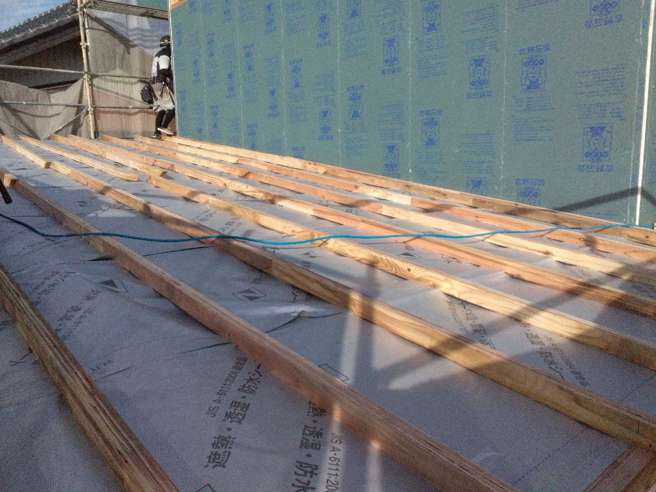三重で注文住宅ならアイデザインホーム|上棟の現場リポート|垂木を施工している様子