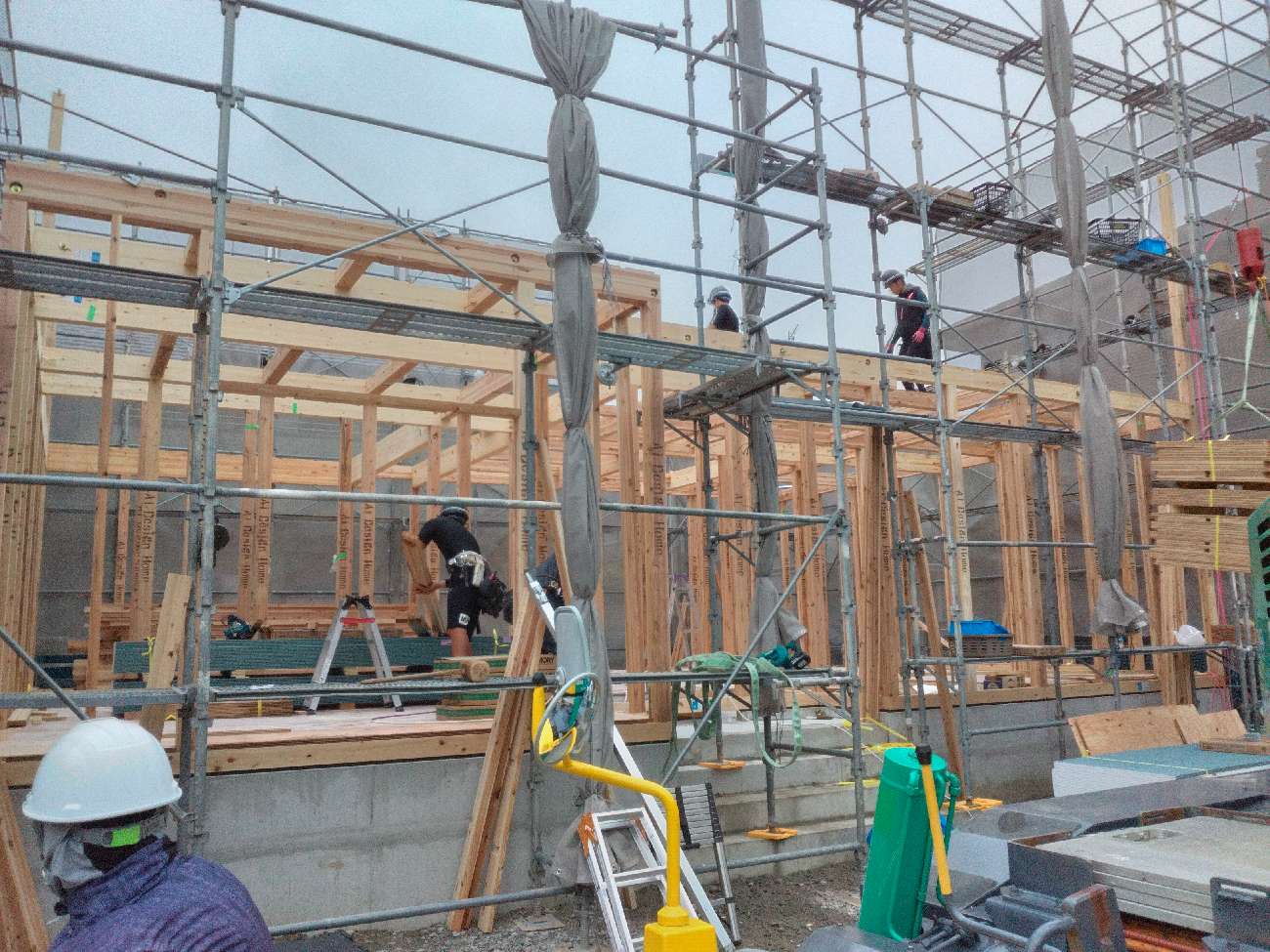 三重県で注文住宅ならアイデザインホーム｜上棟の現場リポート｜職人さんが1階の上棟を行っている様子