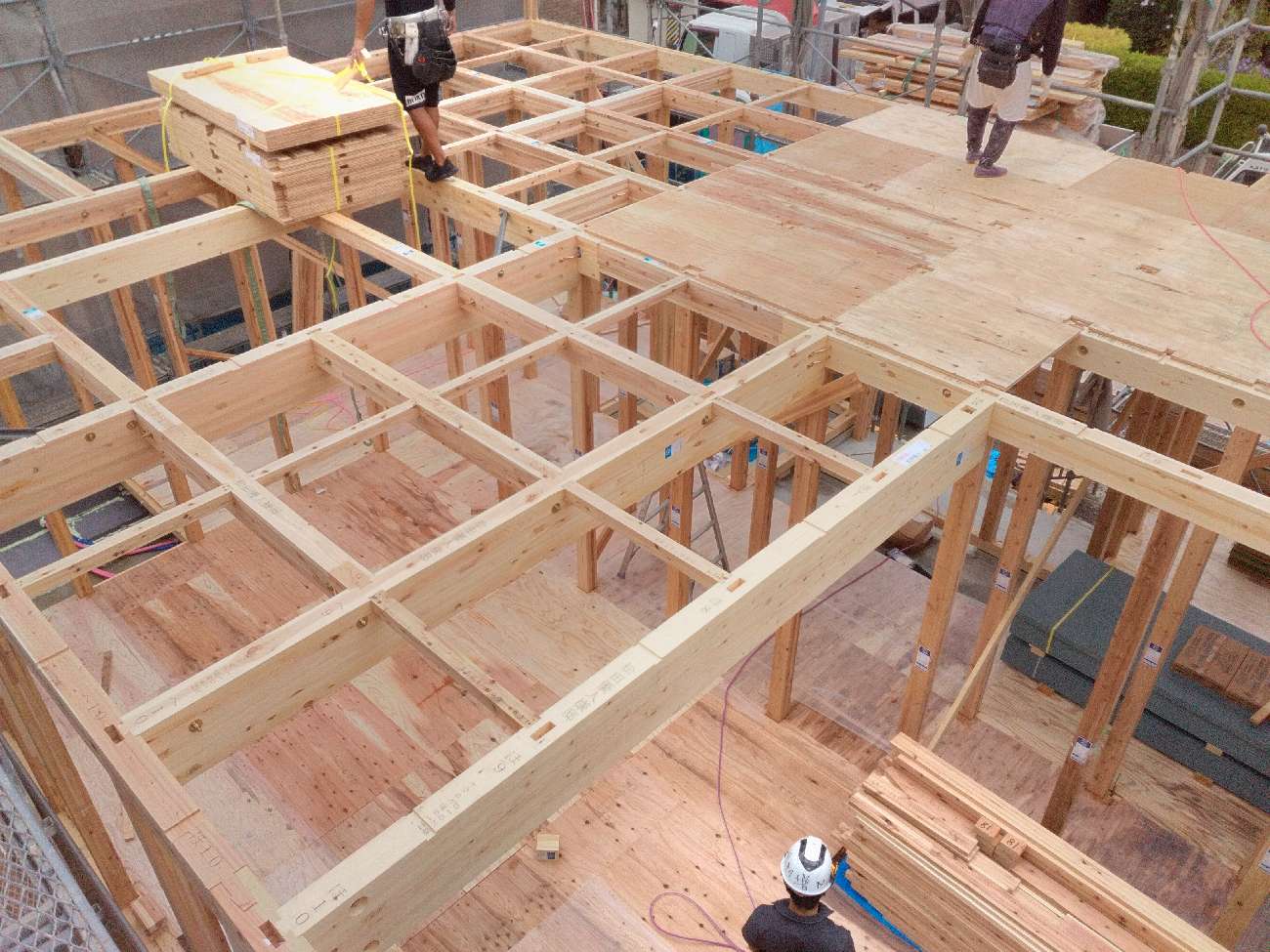 三重県で注文住宅ならアイデザインホーム｜上棟の現場リポート｜1階の床板を施工している様子