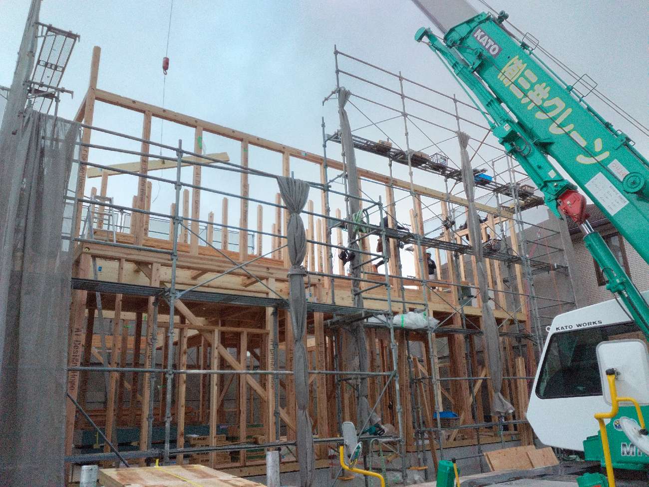 三重県で注文住宅ならアイデザインホーム｜上棟の現場リポート｜クレーン車を使って部材を運んでいる様子