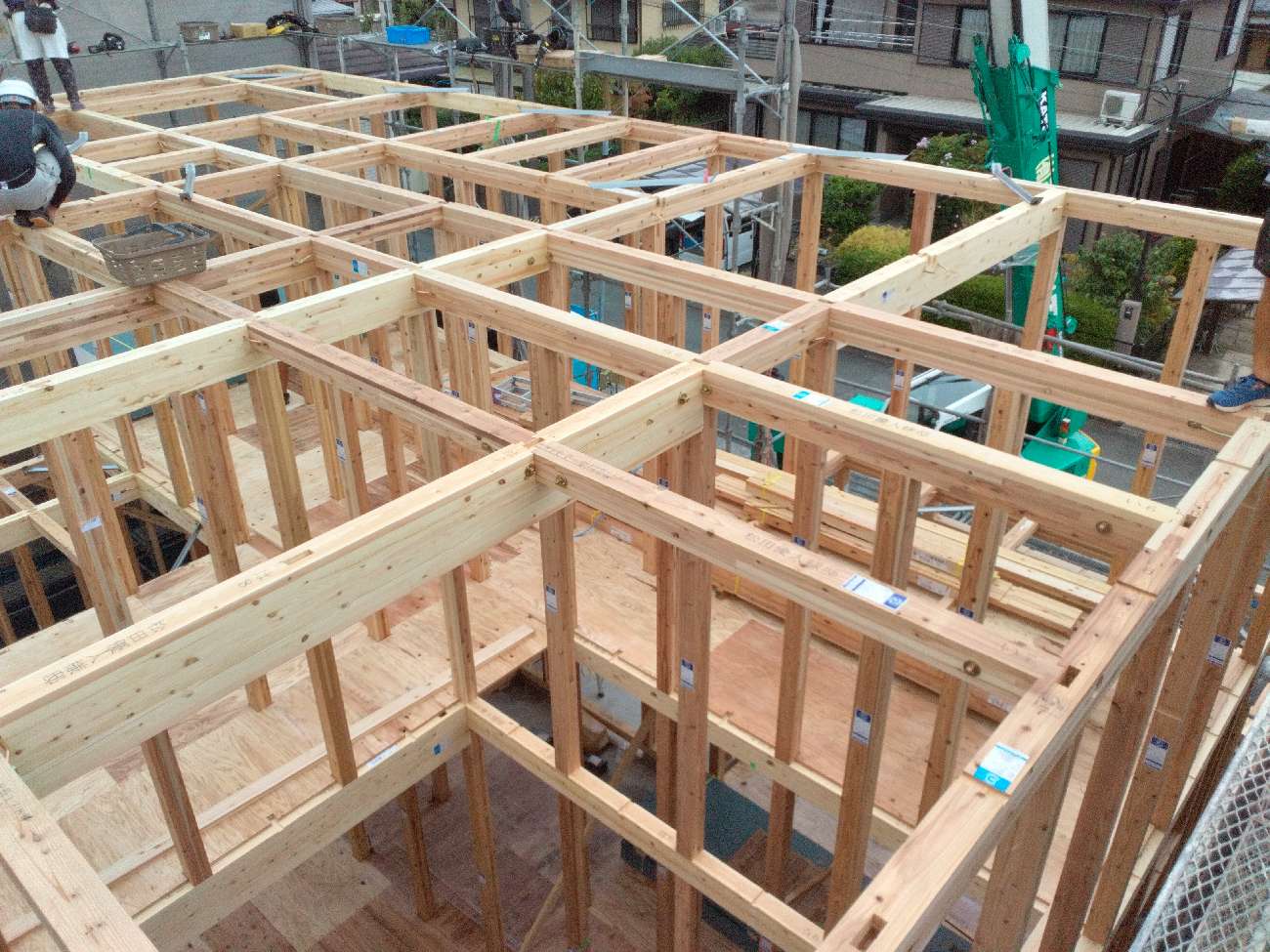 三重県で注文住宅ならアイデザインホーム｜上棟の現場リポート｜2階の梁を組んでいる様子