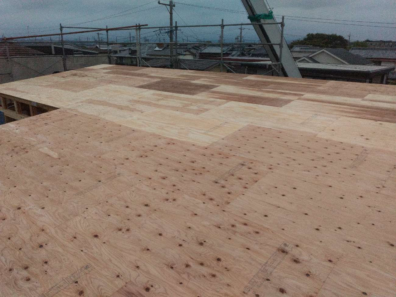 三重県で注文住宅ならアイデザインホーム｜上棟の現場リポート｜屋根板を施工した様子