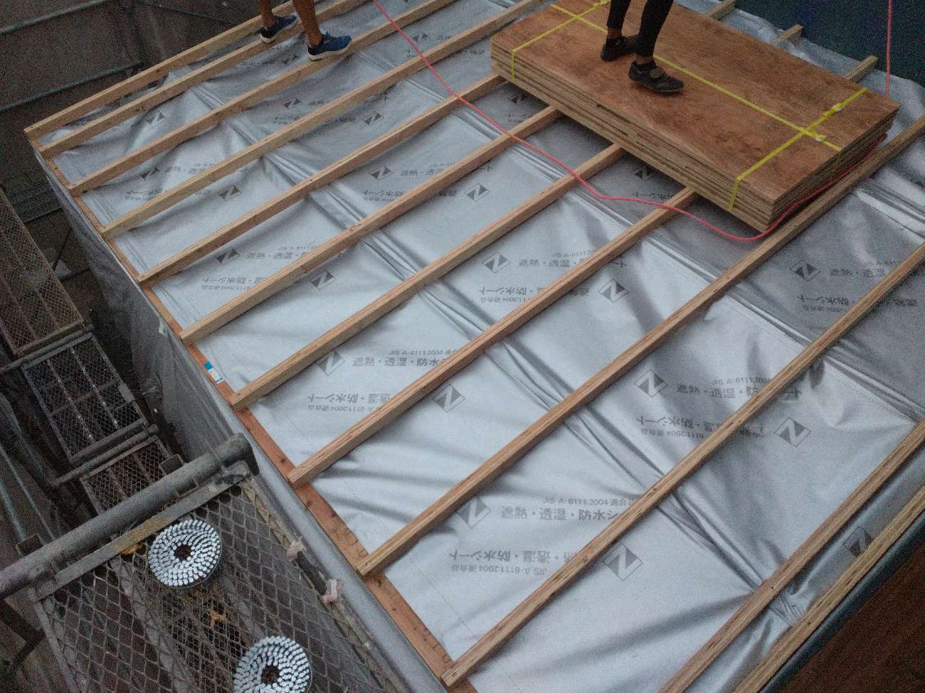 三重県で注文住宅ならアイデザインホーム｜上棟の現場リポート｜垂木を施工している様子