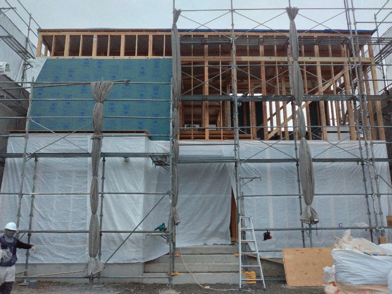 三重県で注文住宅ならアイデザインホーム｜上棟の現場リポート｜上棟終わりの建物の養生をしている様子