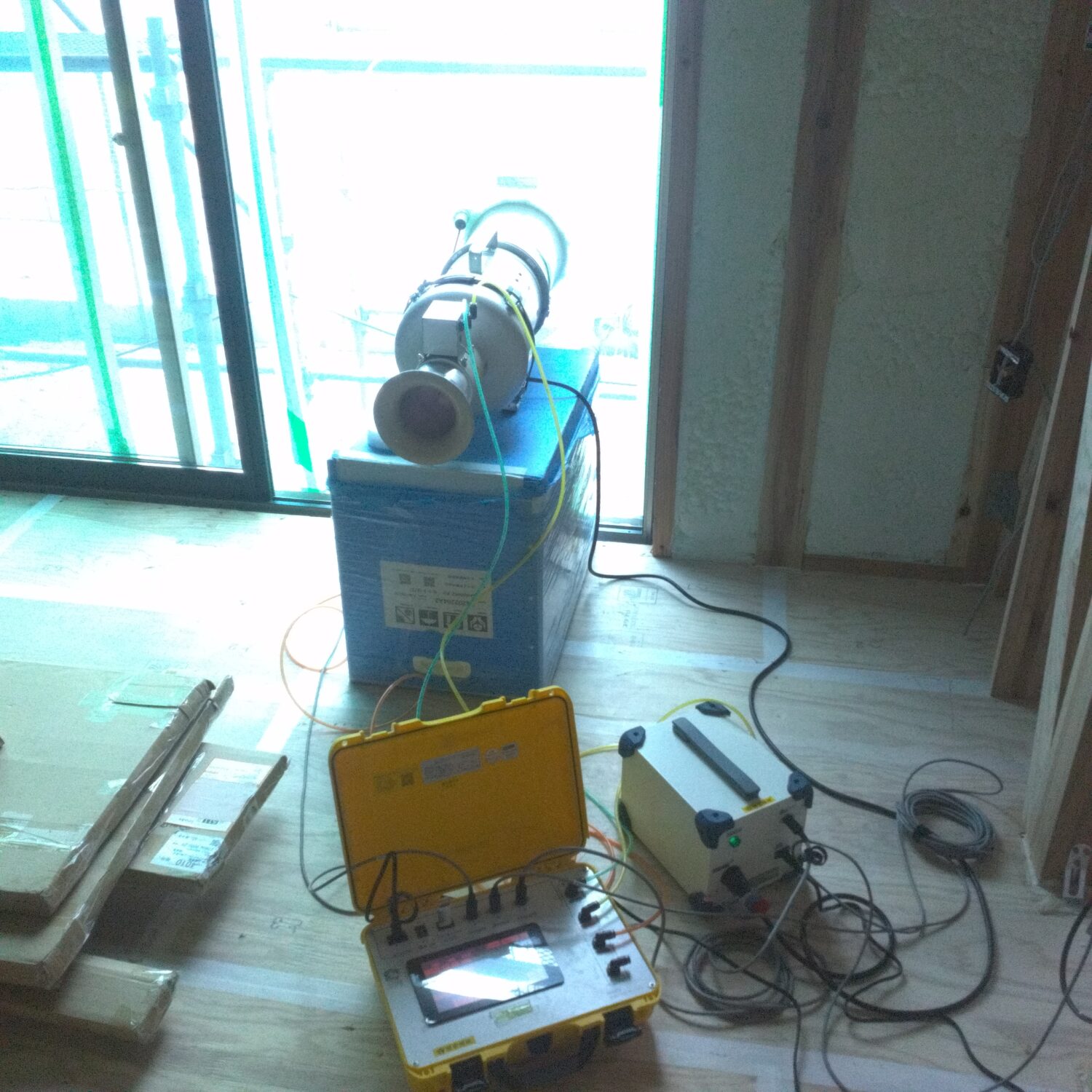 岡山で注文住宅ならアイデザインホーム|気密測定の現場リポート|気密測定器を設置した様子