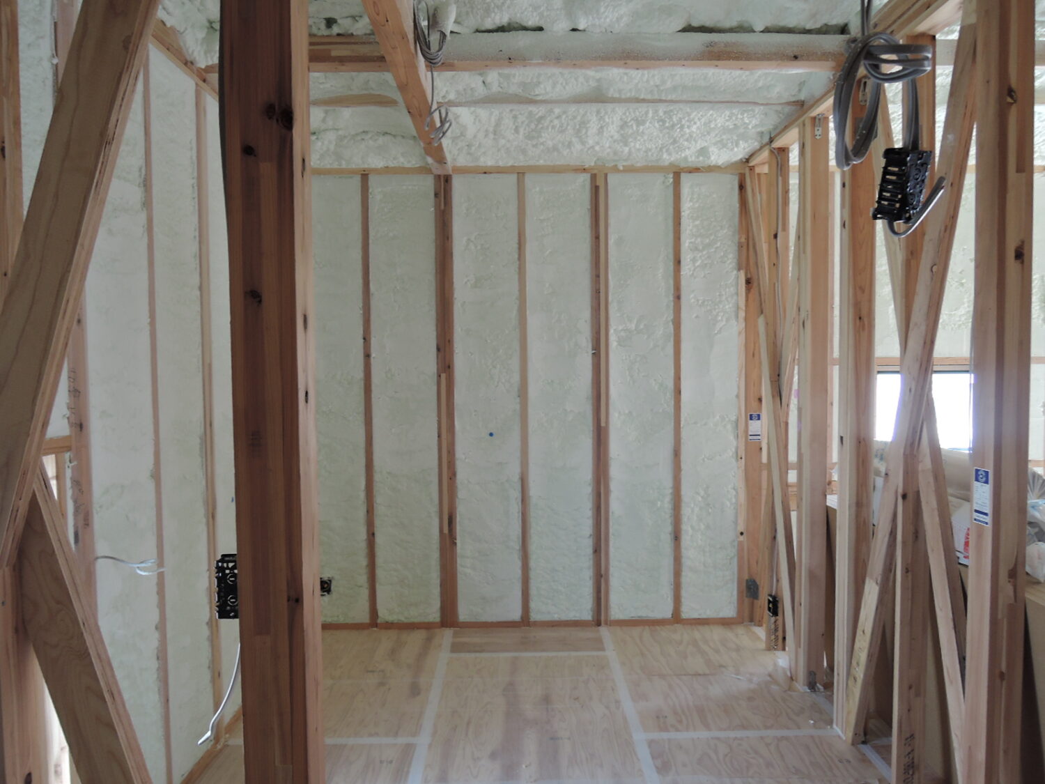 岡山で注文住宅ならアイデザインホーム|気密測定の現場リポート|断熱材が吹き付けられた室内