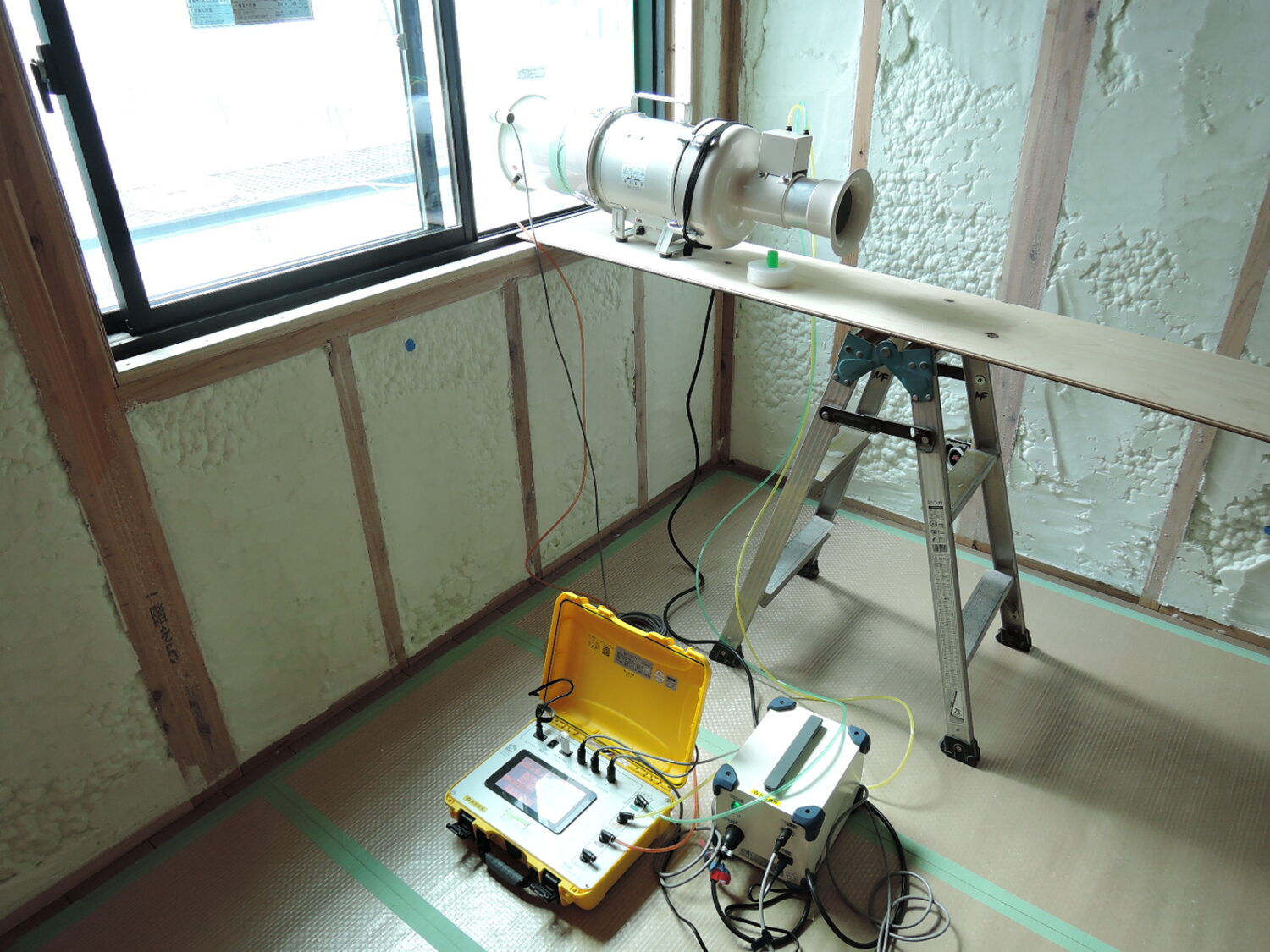 岡山で注文住宅ならアイデザインホーム|気密測定の現場リポート|気密測定機器を設置した様子