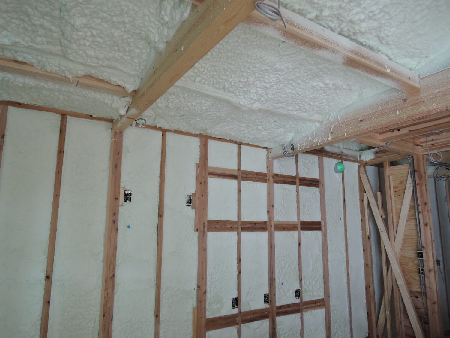 岡山で注文住宅ならアイデザインホーム|気密測定の現場リポート|断熱材が吹き付けられた室内