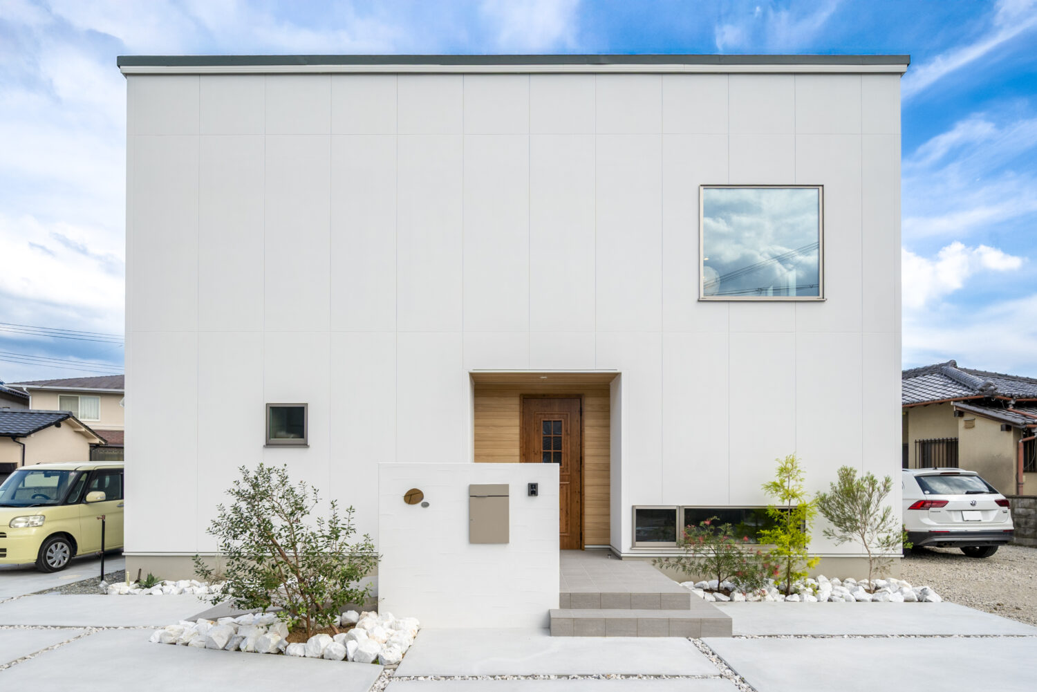 愛犬と暮らすピットリビングのあるジャパンディスタイルの家|アイデザインホーム 青空とのコントラストが映える白い外壁が印象的なBOX型のファサード