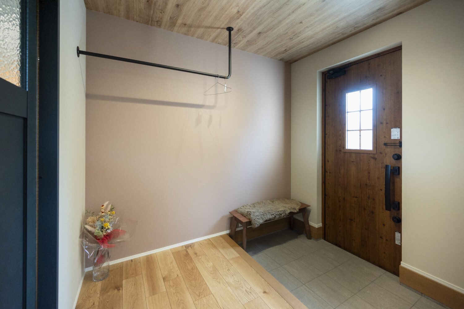 愛犬と暮らすピットリビングのあるジャパンディスタイルの家|アイデザインホーム 帰宅後すぐに上着をかけられるように、玄関ホールにはL型アイアンバーを設置