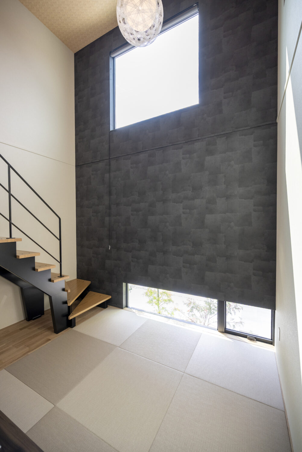 愛犬と暮らすピットリビングのあるジャパンディスタイルの家|アイデザインホーム 開放感抜群の吹抜けのあるタタミスペース
