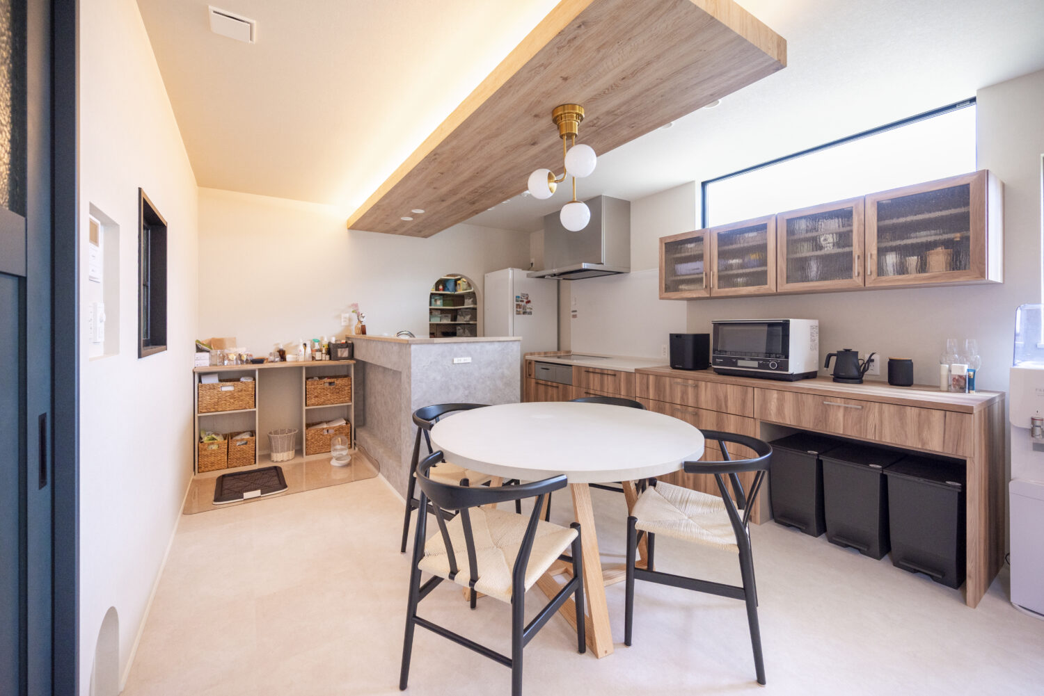 愛犬と暮らすピットリビングのあるジャパンディスタイルの家|アイデザインホーム 間接照明のやさしい光が照らすⅡ型キッチン