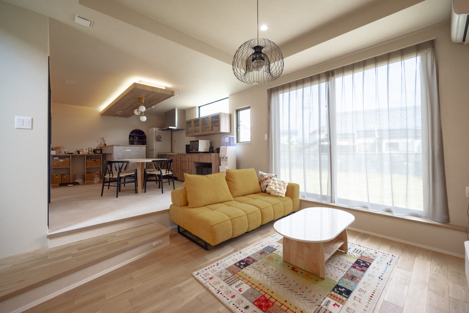 愛犬と暮らすピットリビングのあるジャパンディスタイルの家|アイデザインホーム ワイドな窓から柔らかな光が差し込む、ご夫婦コダワリのピットリビング