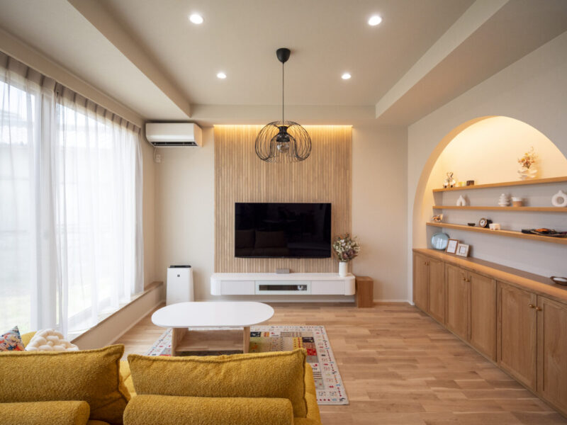 愛犬と暮らすピットリビングのあるジャパンディスタイルの家|アイデザインホーム 木製のルーバーが印象的なジャパンディスタイルのリビング