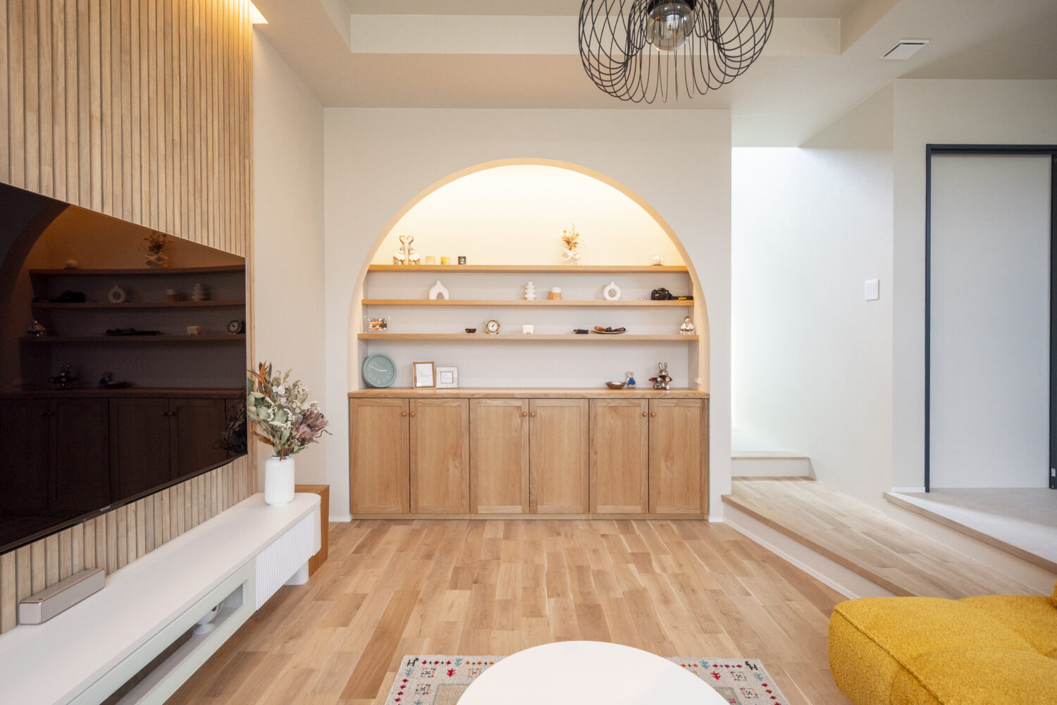 愛犬と暮らすピットリビングのあるジャパンディスタイルの家|アイデザインホーム 見せる収納と隠す収納を組み合わせた造作収納