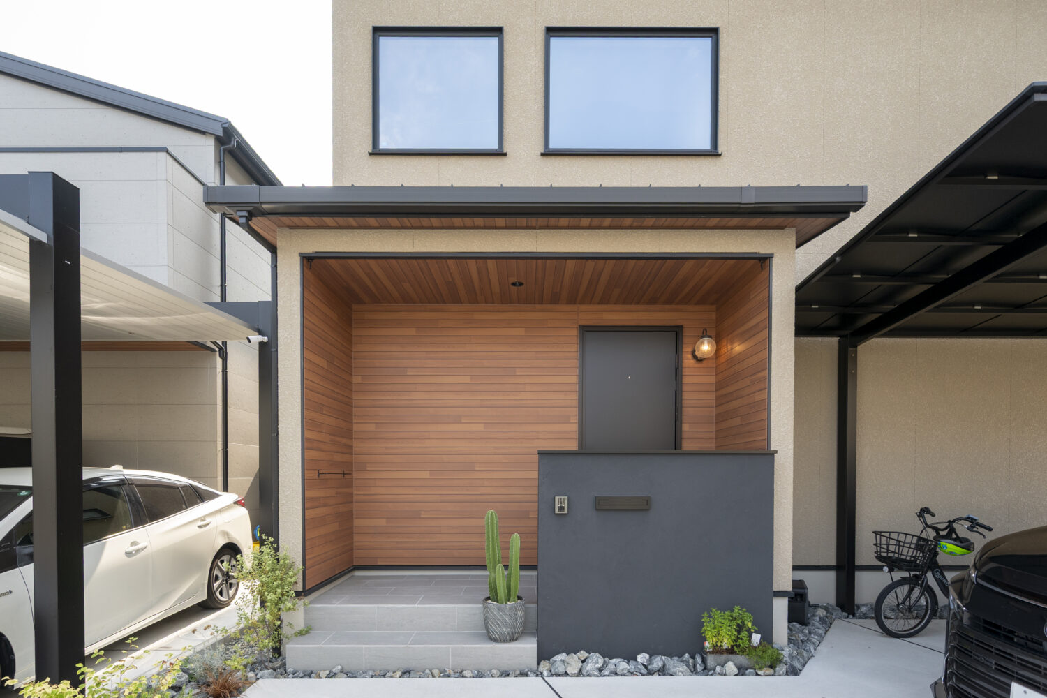 兵庫で注文住宅ならアイデザインホーム｜アイデザインホームの実例集｜玄関まわりと軒裏には木目柄のアクセントを採用