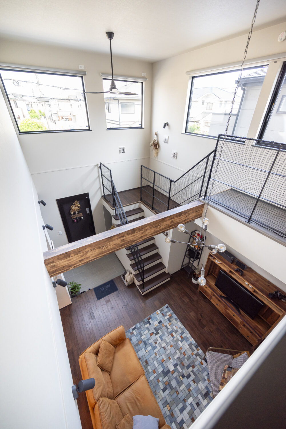 兵庫で注文住宅ならアイデザインホーム｜アイデザインホームの実例集｜外部からの視線を気にせず光を取り込めるよう、吹抜け上部に大きな窓を設置