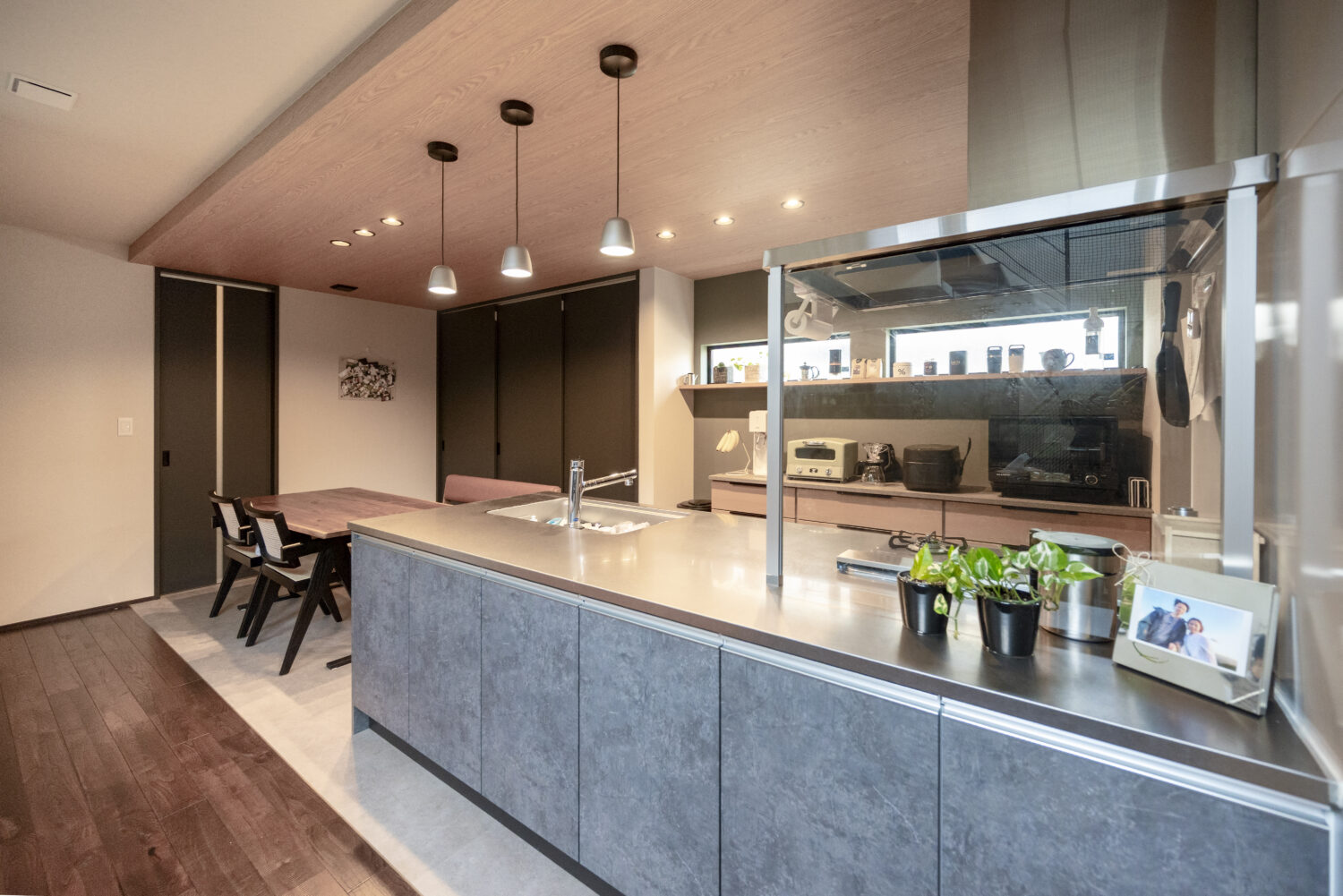 兵庫で注文住宅ならアイデザインホーム｜アイデザインホームの実例集｜視界を遮らないオープンキッチンからは、リビングやダイニングの様子が一目瞭然