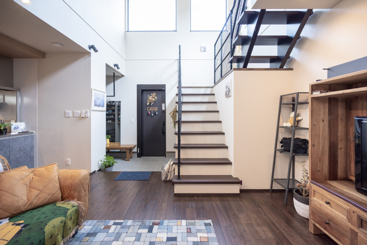 兵庫で注文住宅ならアイデザインホーム｜アイデザインホームの実例集｜リビングドアを無くしたオープンな設計により、LDKの広さを最大限に確保。空間を仕切らないことで、実面積以上の開放感をもたらします