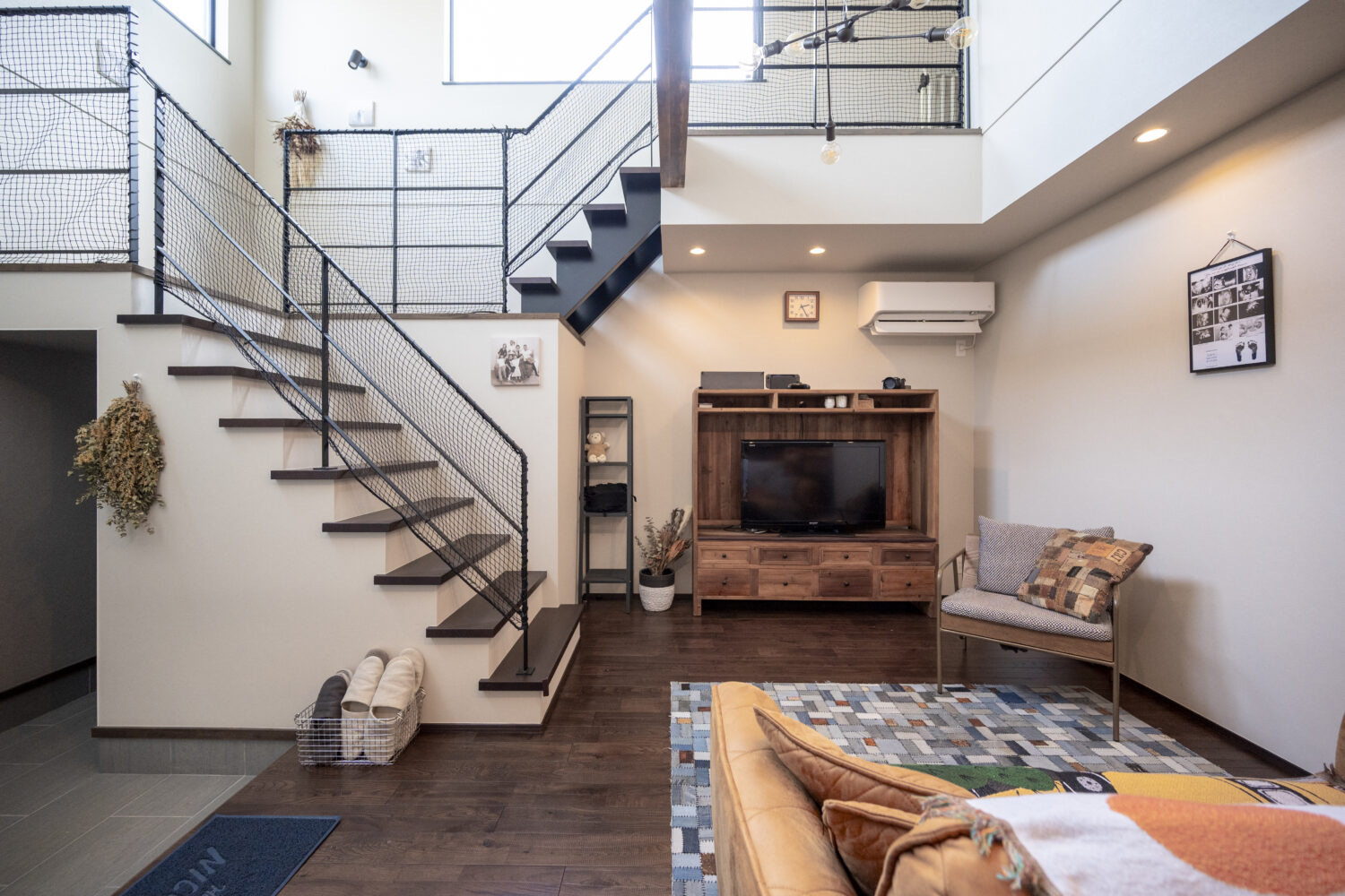 兵庫で注文住宅ならアイデザインホーム｜アイデザインホームの実例集｜深みのあるブラウンの無垢床(栗)や、随所にブラックを採用したインダストリアルテイストのリビング