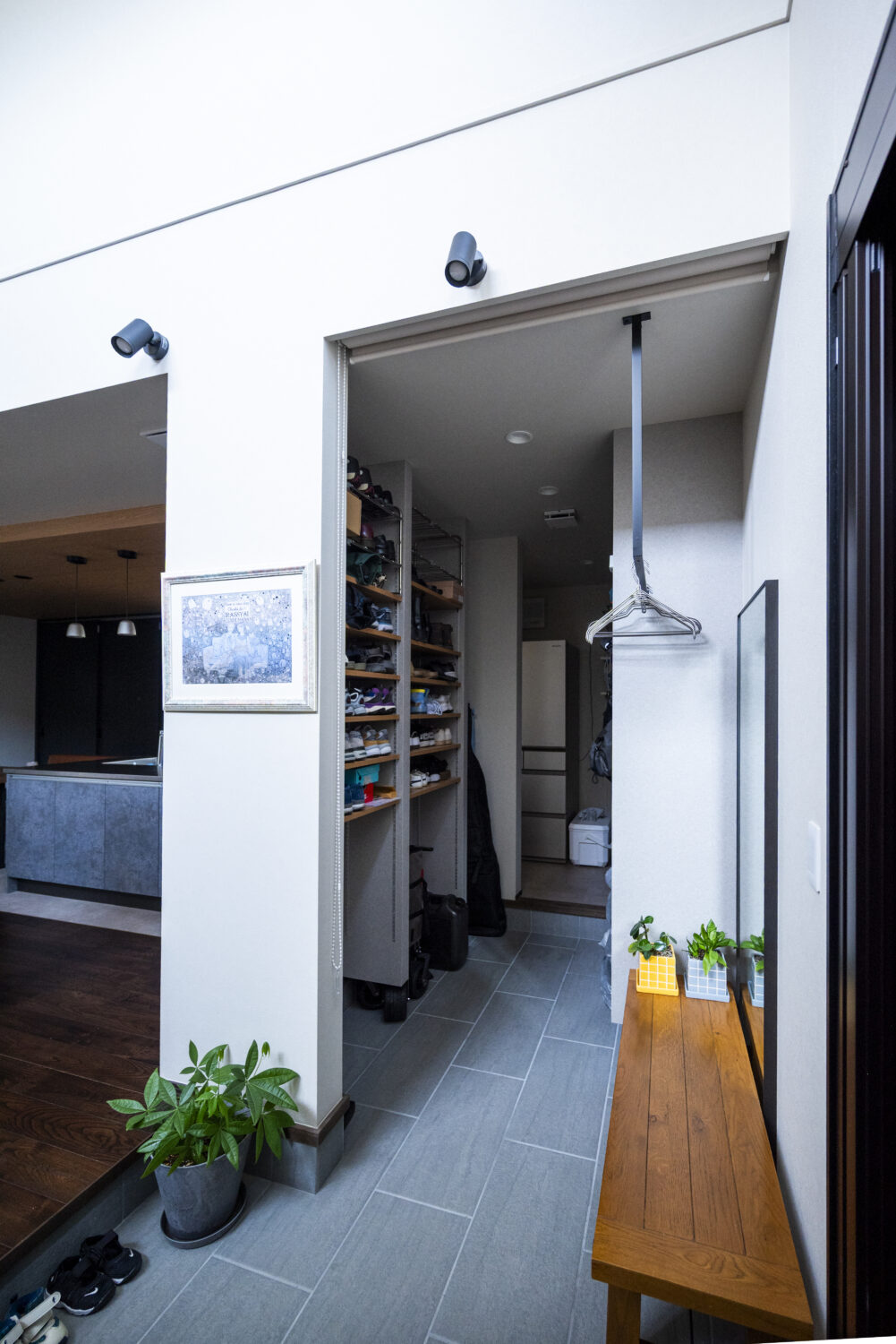 兵庫で注文住宅ならアイデザインホーム｜アイデザインホームの実例集｜土間収納からパントリーへ繋がるスムーズな動線は、買い物帰りの重たい荷物もサッと片づけられて、家事の負担を軽減