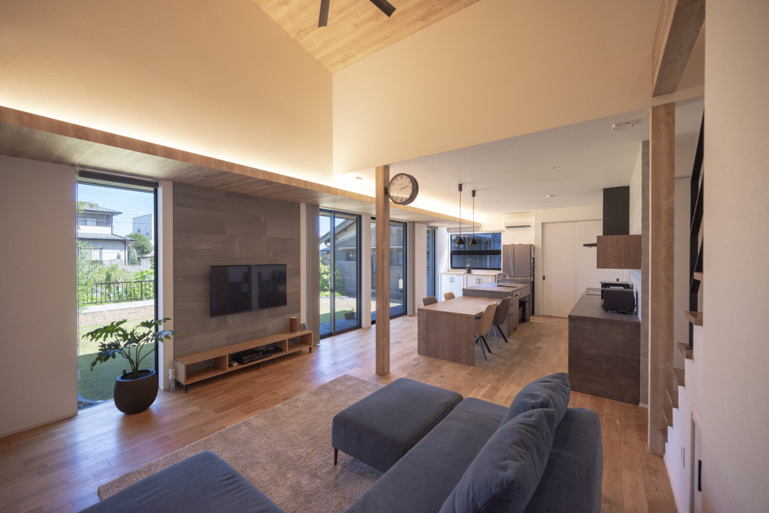 三重で注文住宅ならアイデザインホーム｜アイデザインホームの実例集｜無垢床(オーク)のぬくもりと間接照明の柔らかな光が調和した温かみのあるLDK